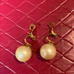 Vintage Gold and Pearl clip on earrings